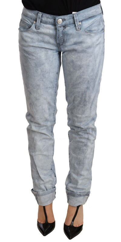 Acht lichtblauwe gewassen katoenen denim broek met omgeslagen zoom