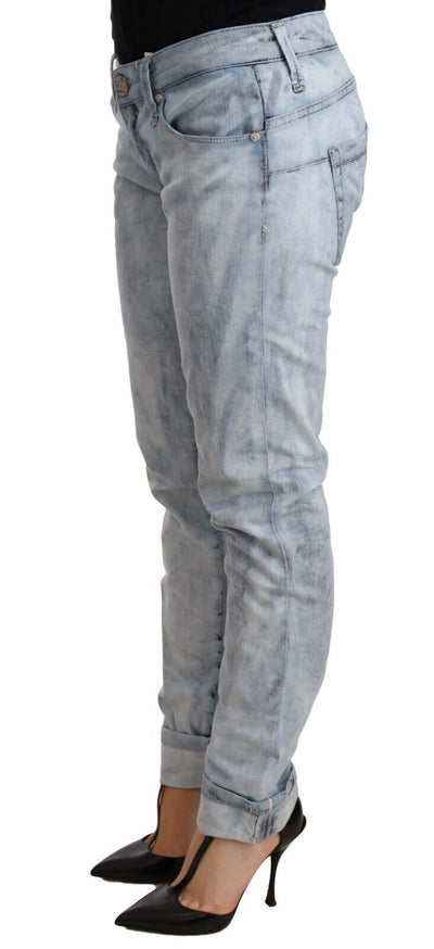 Acht lichtblauwe gewassen katoenen denim broek met omgeslagen zoom