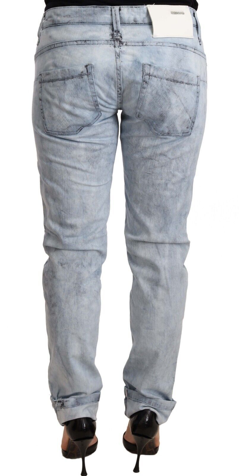 Acht lichtblauwe gewassen katoenen denim broek met omgeslagen zoom