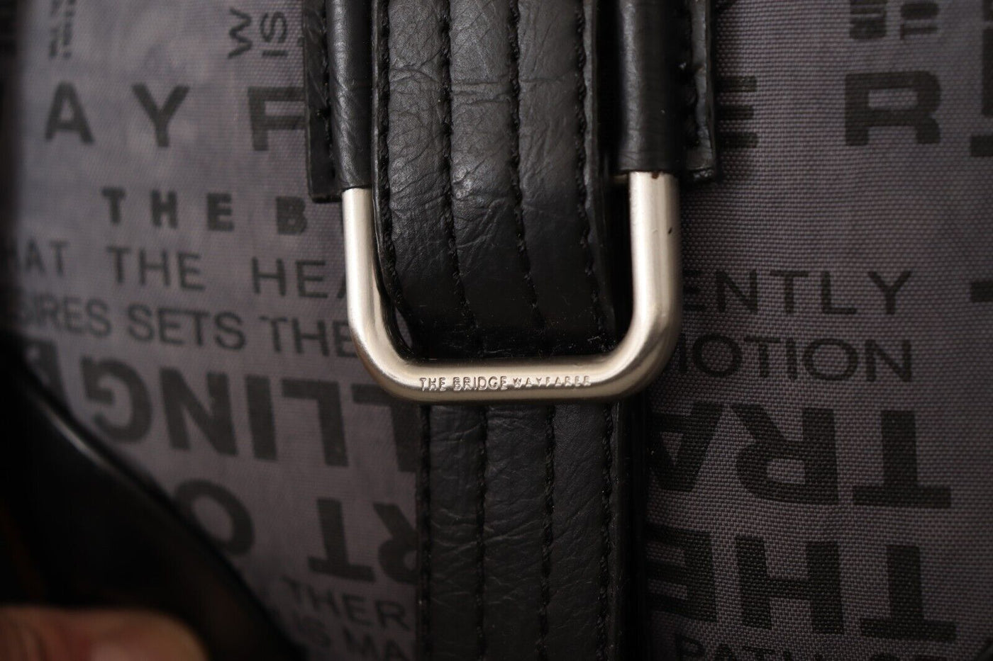 Sac à bandoulière WAYFARER gris avec logo imprimé
