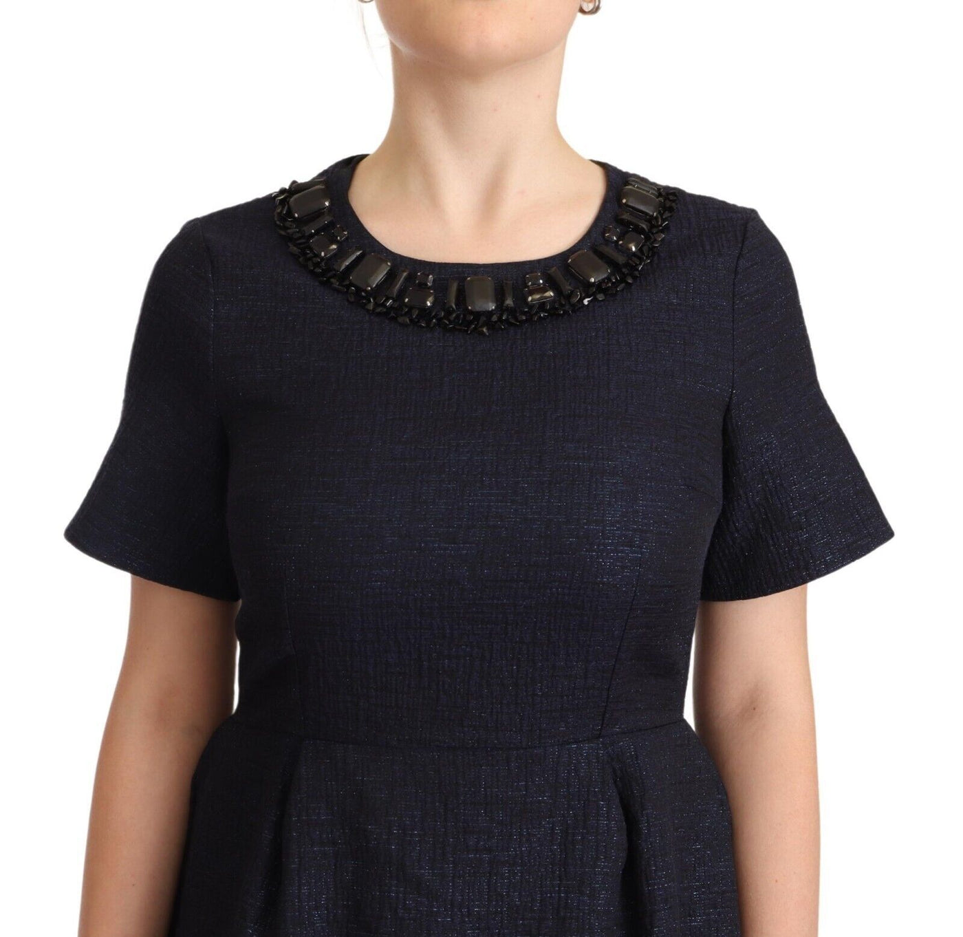 Robe trapèze courte noire à manches courtes ornées de L'Autre Chose