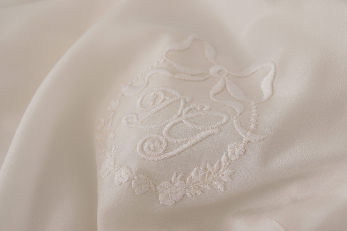 Dolce &amp; Gabbana Witte Zijden Blouse met Lange Mouwen en DG-logo Borduurwerk