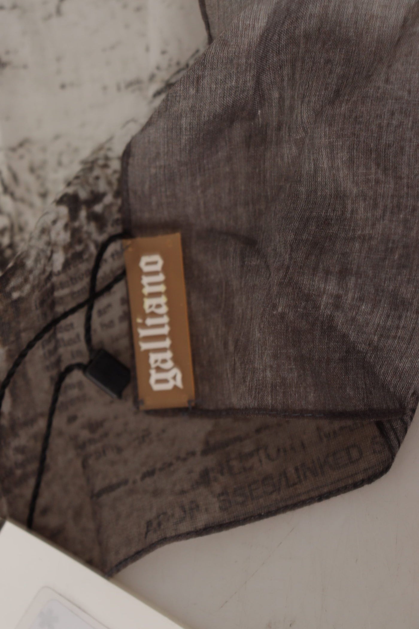 Foulard carré en coton noir imprimé journal John Galliano