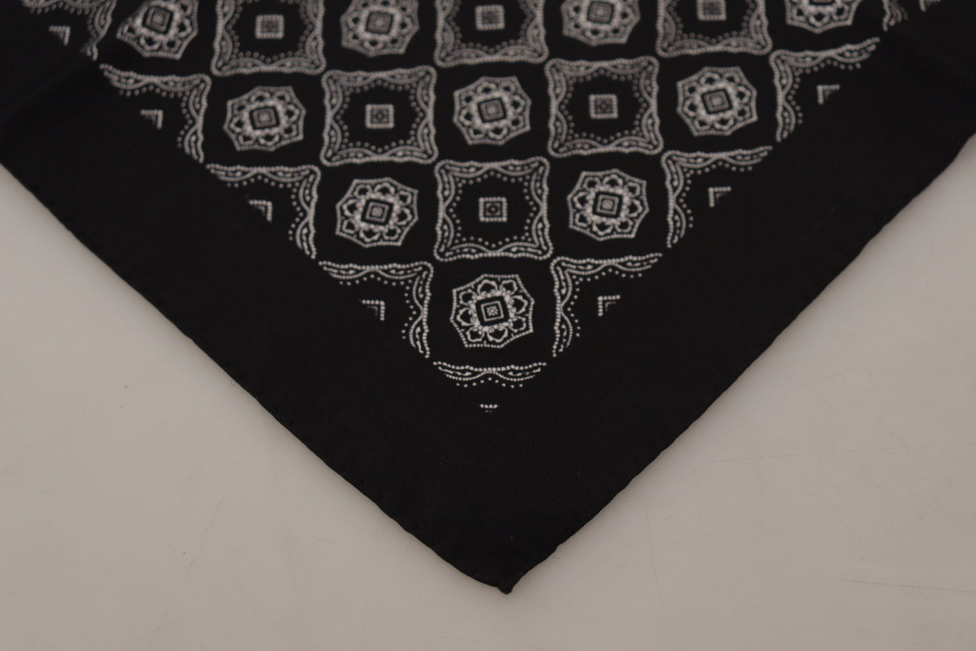 Foulard carré noir à motifs géométriques Dolce &amp; Gabbana