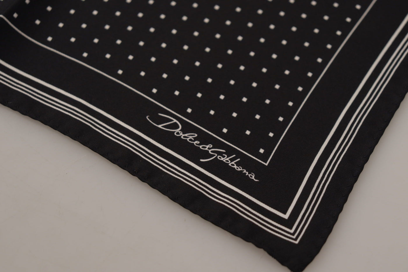 Mouchoir carré à pois noirs Dolce &amp; Gabbana avec logo DG