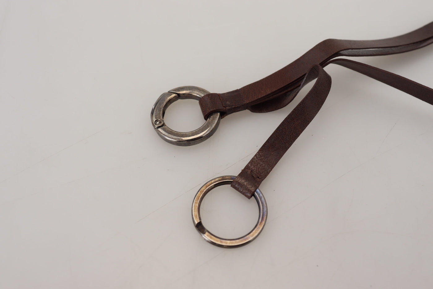 Porte-clés en cuir marron et métal argenté Costume National