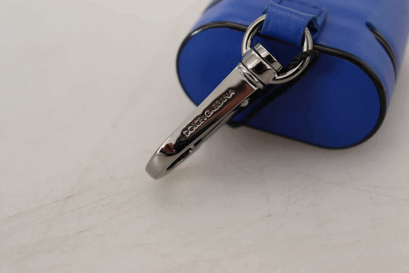Étui pour Airpods Dolce &amp; Gabbana en cuir bleu avec logo en métal argenté