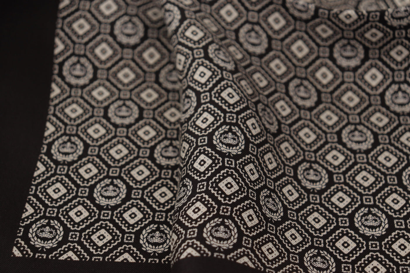 Foulard carré noir à motifs et logo DG Dolce &amp; Gabbana