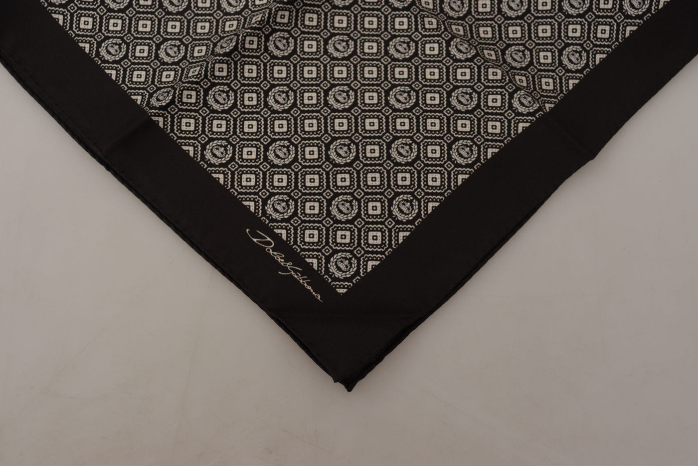 Foulard carré noir à motifs et logo DG Dolce &amp; Gabbana