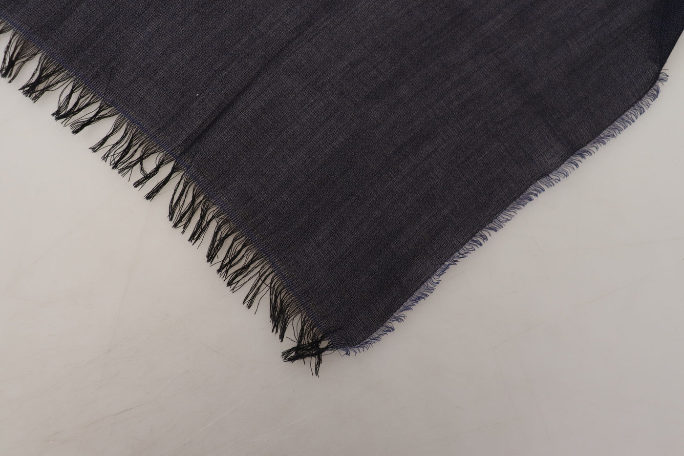 Écharpe châle à franges en laine bleu foncé GF Ferre