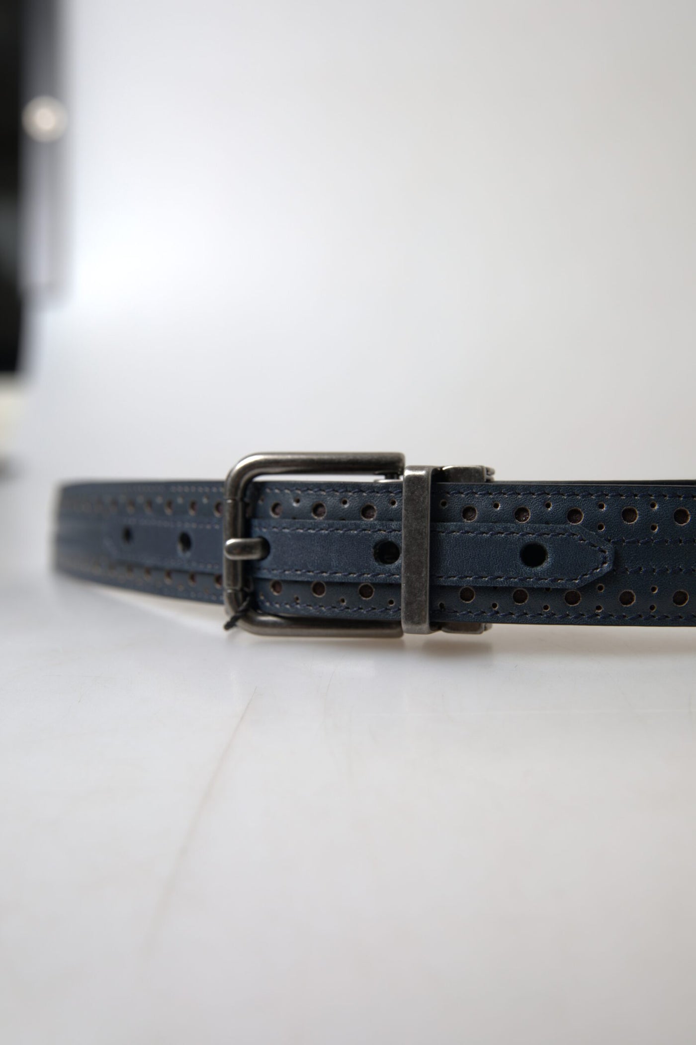 Ceinture Dolce &amp; Gabbana en cuir bleu avec boucle en métal perforé