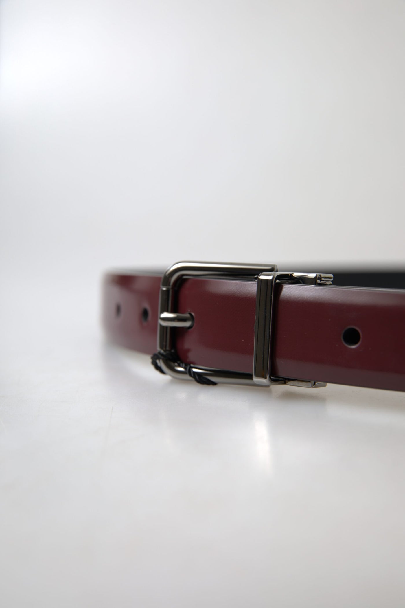 Ceinture Dolce &amp; Gabbana en cuir bordeaux avec boucle en métal argenté