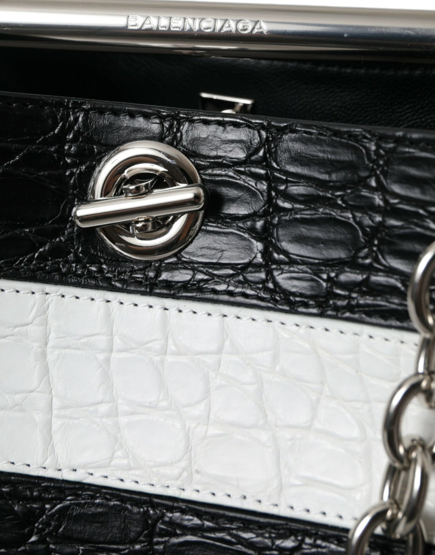 Sac seau maxi en cuir exotique à rayures noires et blanches Balenciaga