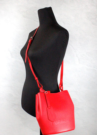 Burberry Lorne Kleine Rode Gekorrelde Leren Bucket Crossbody Tas