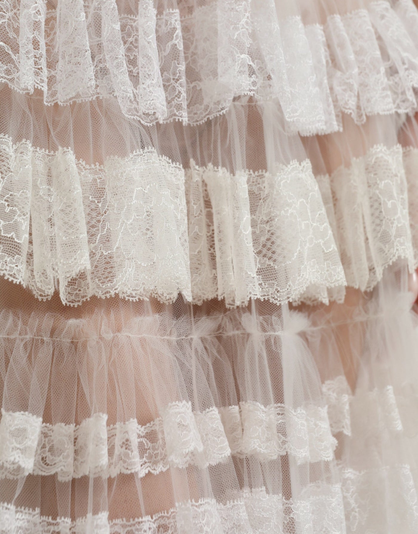 Robe longue en nylon blanc transparent à volants et dentelle Dolce &amp; Gabbana