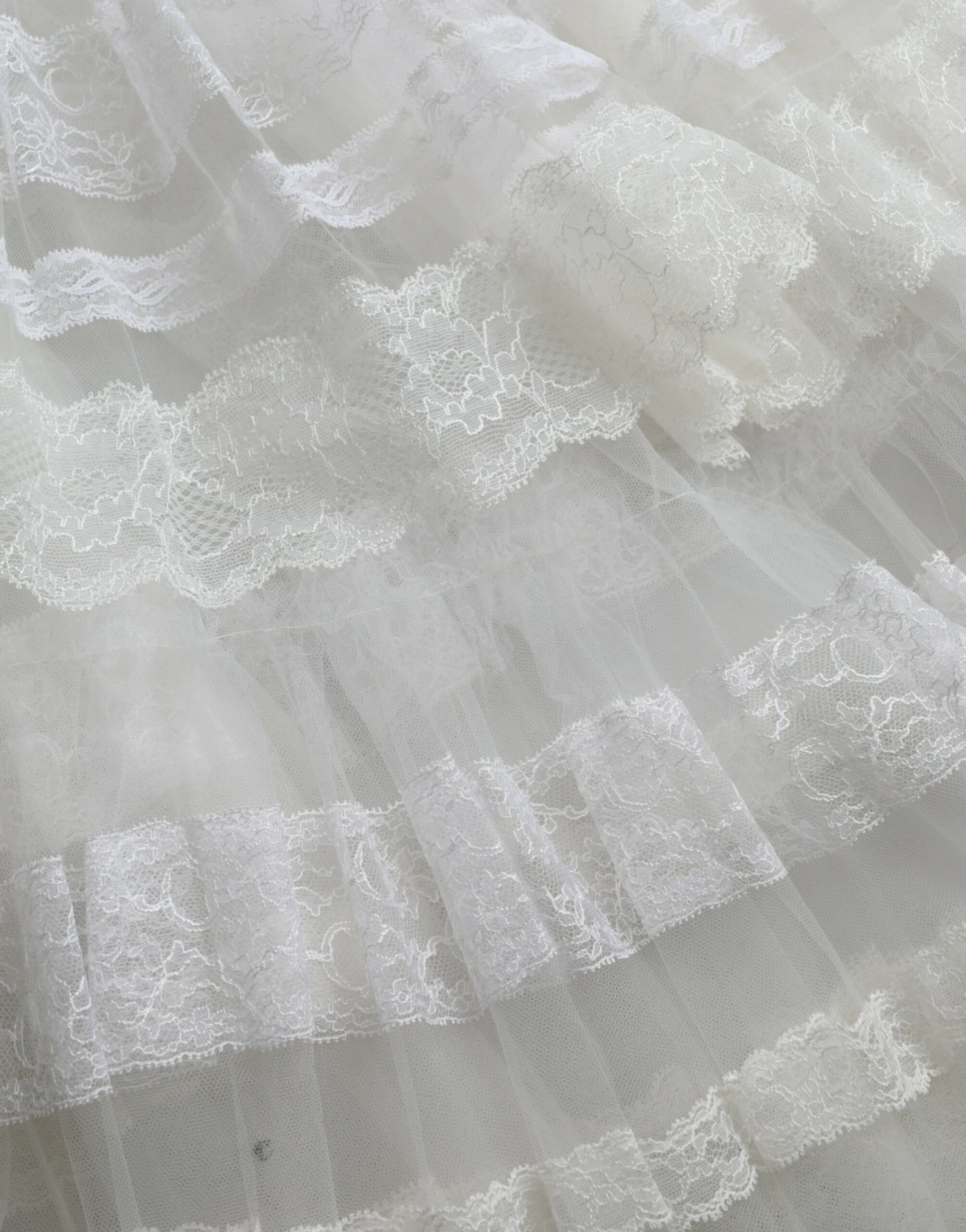 Robe longue en nylon blanc transparent à volants et dentelle Dolce &amp; Gabbana