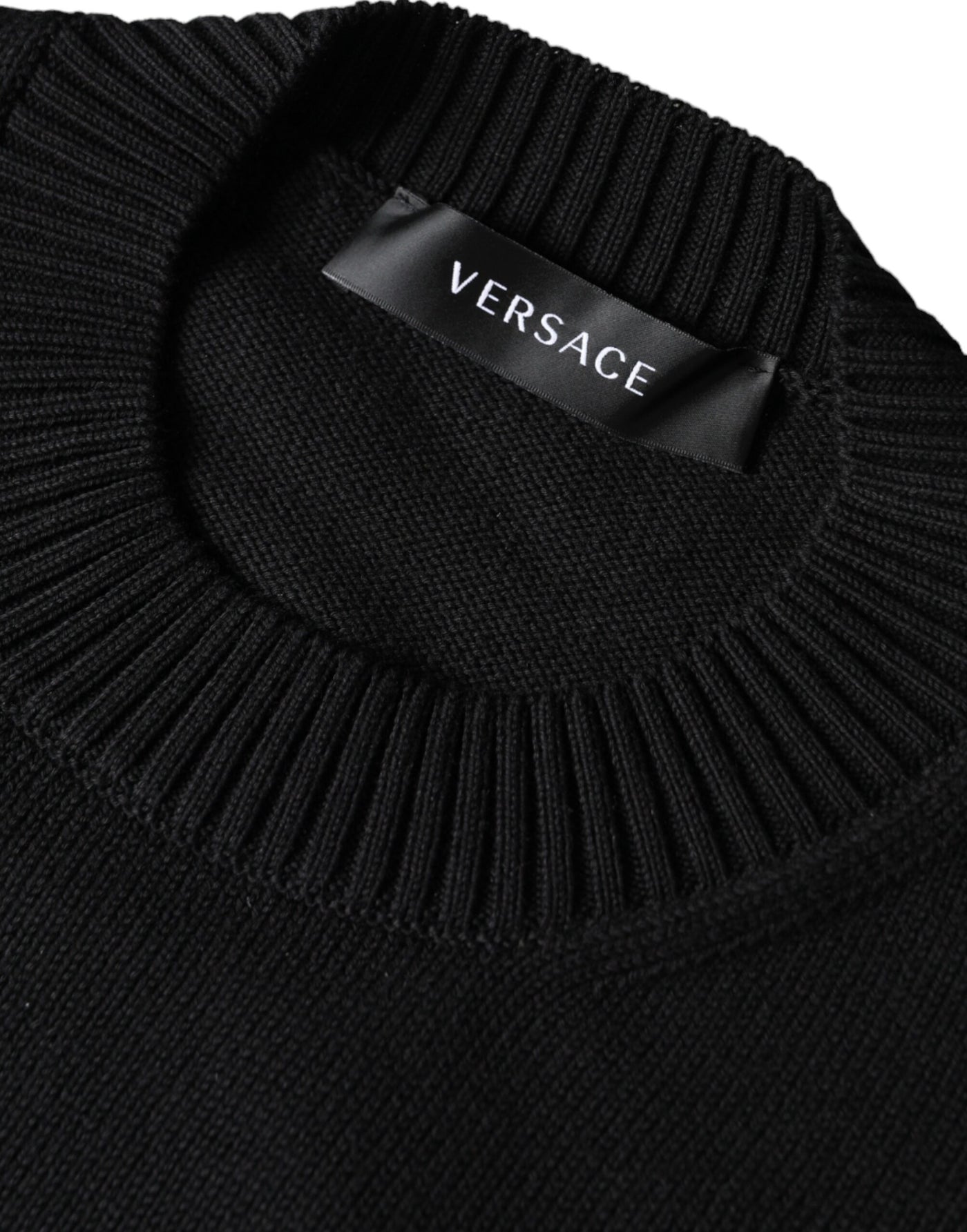 Pull ras du cou noir brodé Medusa de Versace