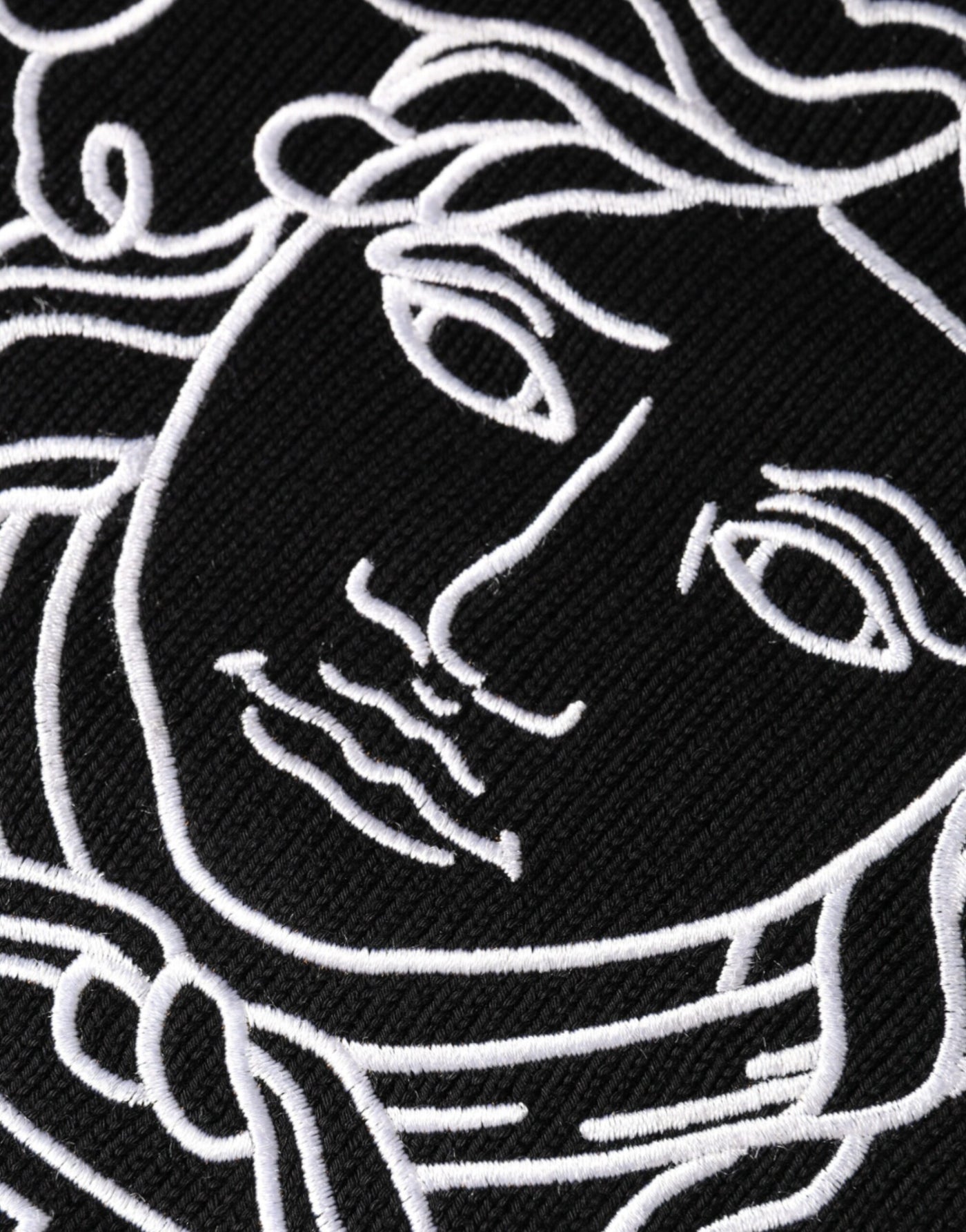 Pull ras du cou noir brodé Medusa de Versace