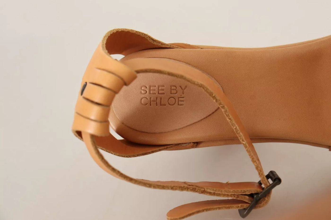 See By Chloé Bruine leren sandalen met enkelbandje en studs