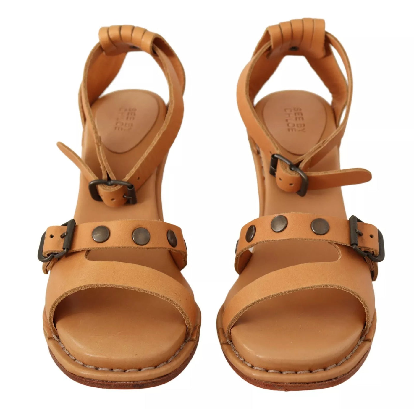 See By Chloé Bruine leren sandalen met enkelbandje en studs