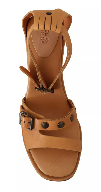 See By Chloé Bruine leren sandalen met enkelbandje en studs