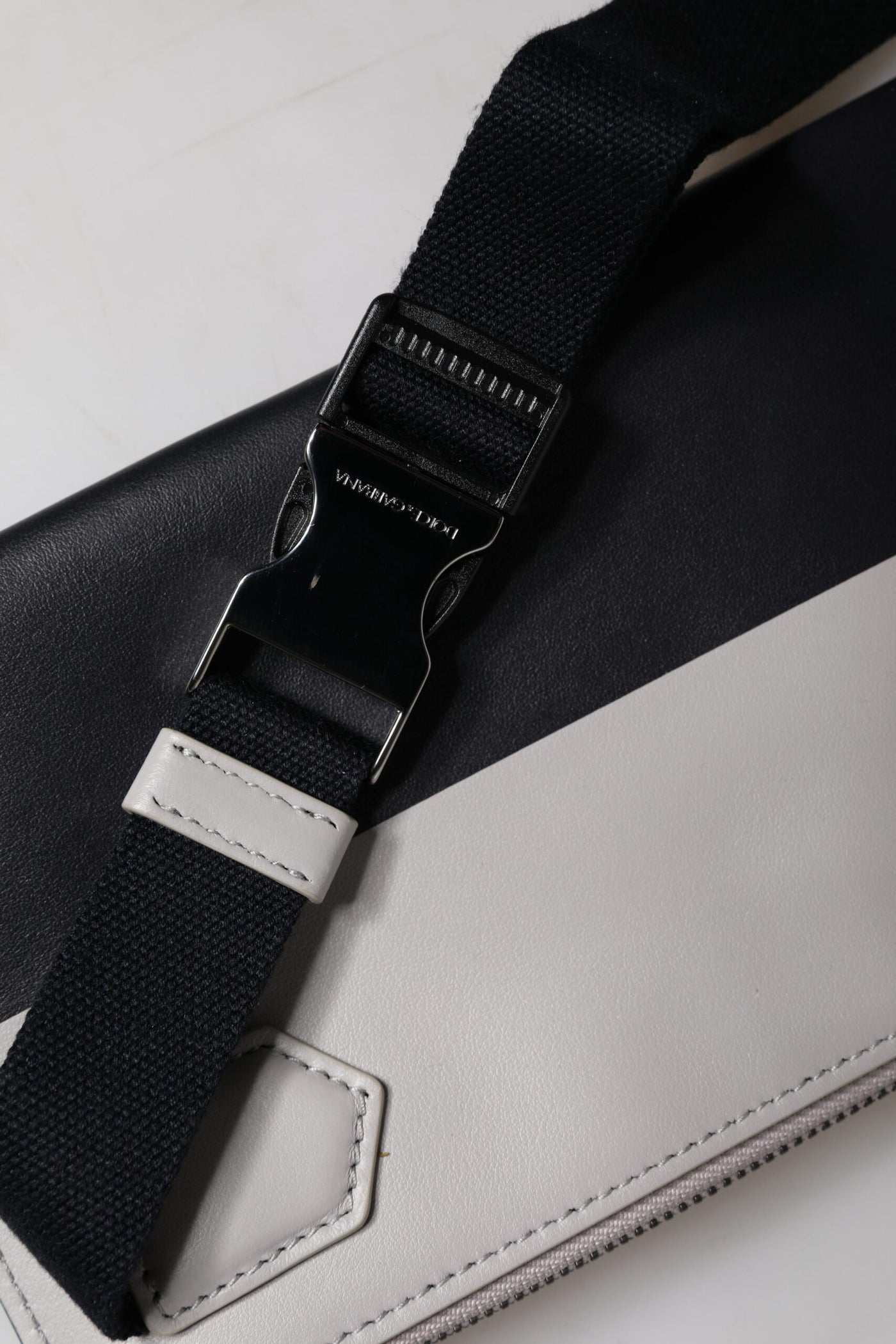 Dolce &amp; Gabbana zwart-wit leren schoudertas met logoreliëf
