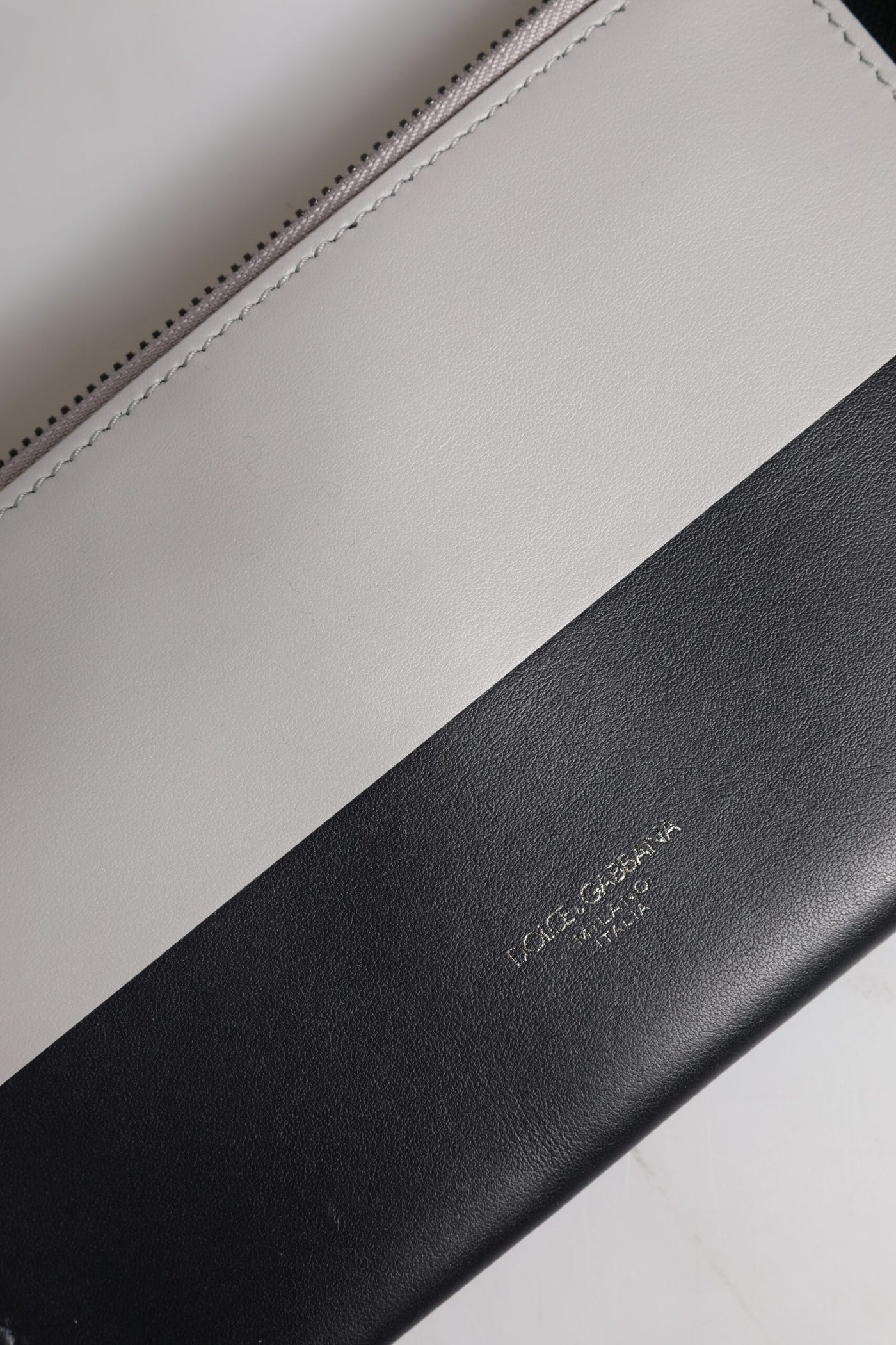 Dolce &amp; Gabbana zwart-wit leren schoudertas met logoreliëf