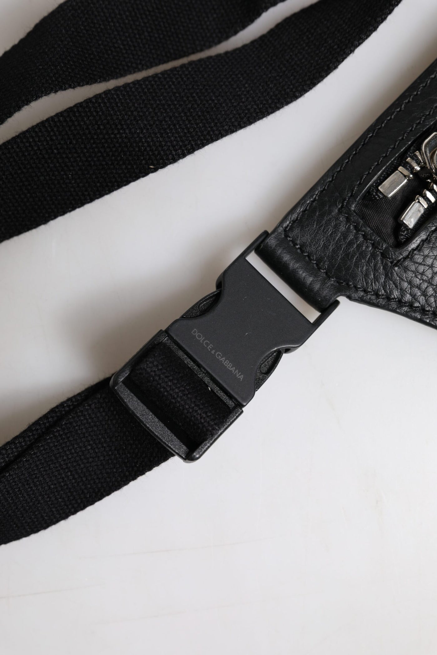 Dolce &amp; Gabbana Zwarte Kalfsleren Logo Plaque Riem Taille Heren Heuptas