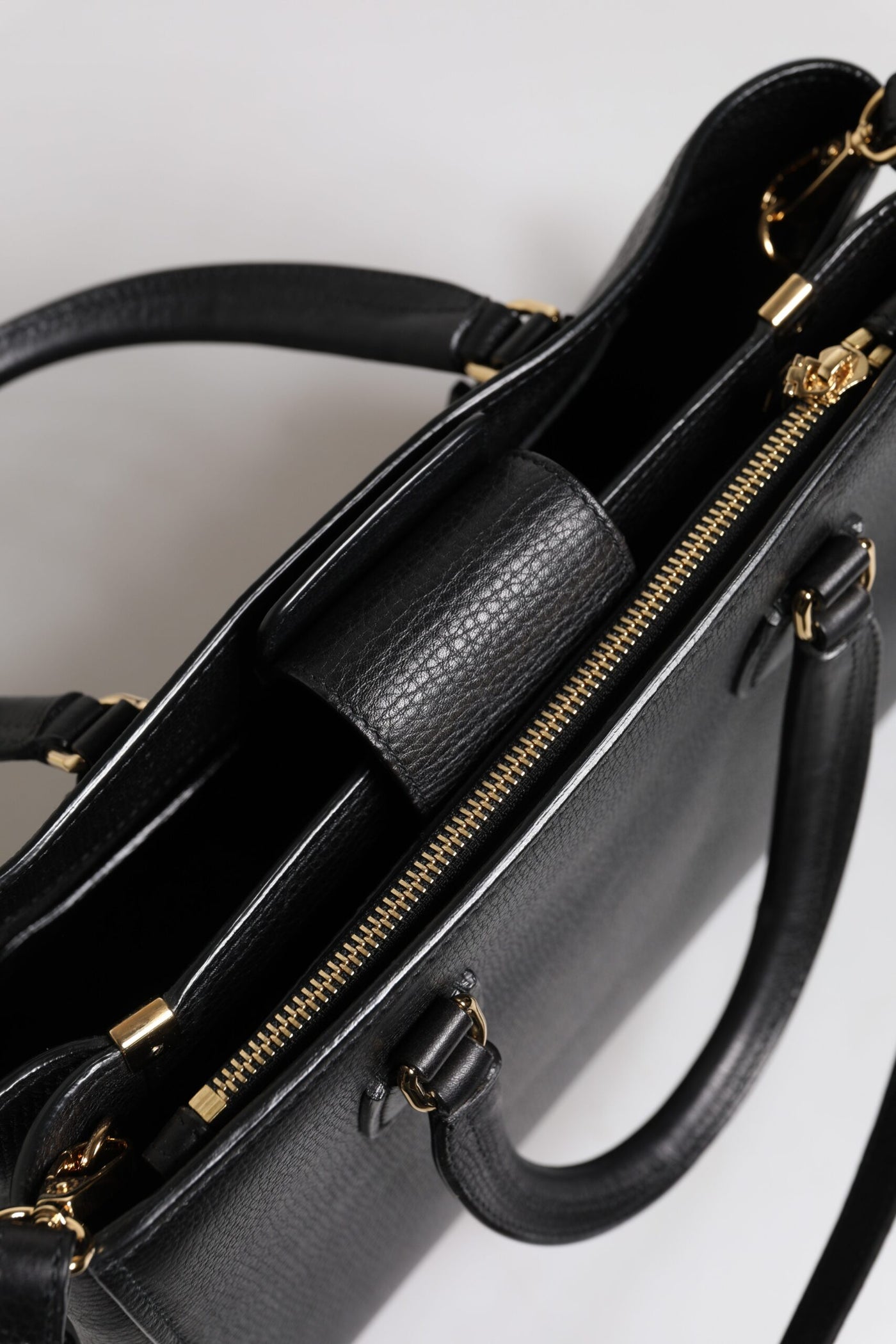 Sac à main à bandoulière Dolce &amp; Gabbana en cuir de veau noir avec plaque logo