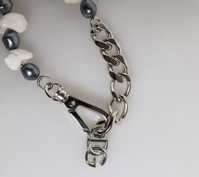Bracelet Dolce &amp; Gabbana avec pendentif en laiton argenté et perles coquillage et logo DG