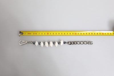 Bracelet Dolce &amp; Gabbana avec pendentif en laiton argenté et perles coquillage et logo DG