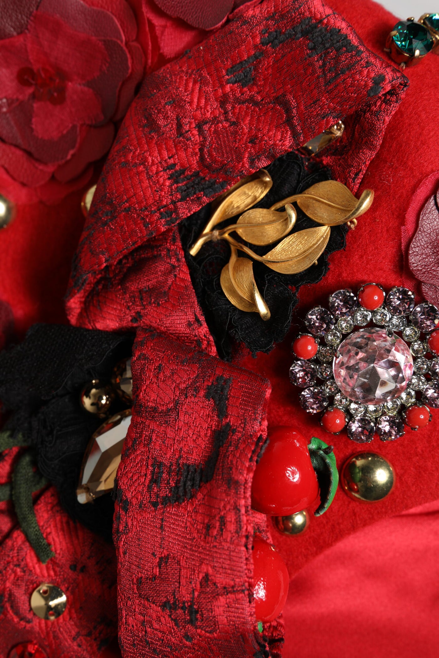 Dolce &amp; Gabbana Broche en cristal rouge et or avec roses Chapeau orné
