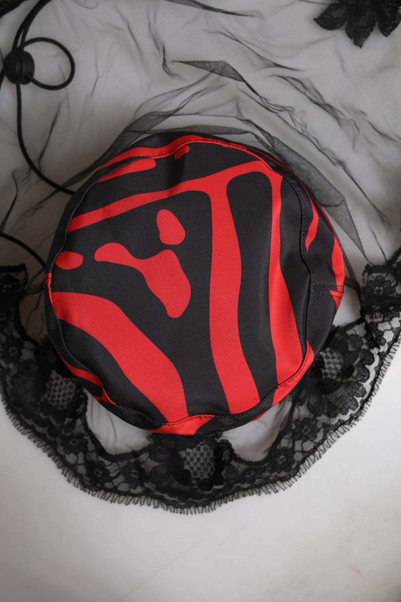 Chapeau bob en tulle et dentelle à rayures noires et rouges Dolce &amp; Gabbana