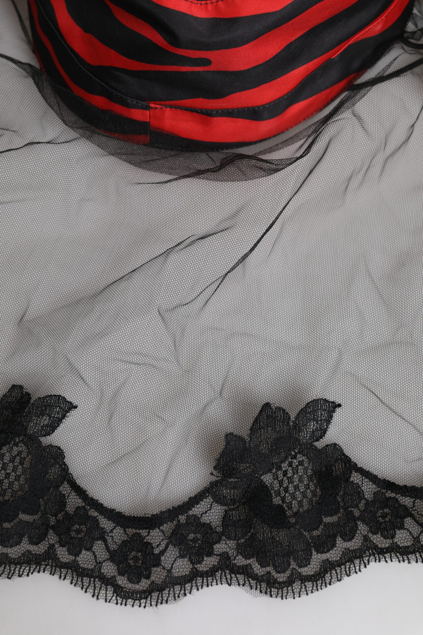 Chapeau bob en tulle et dentelle à rayures noires et rouges Dolce &amp; Gabbana