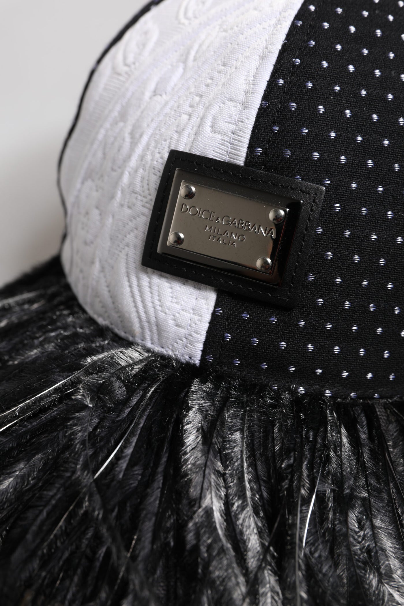 Casquette de baseball Dolce &amp; Gabbana à pois blancs et noirs avec plumes