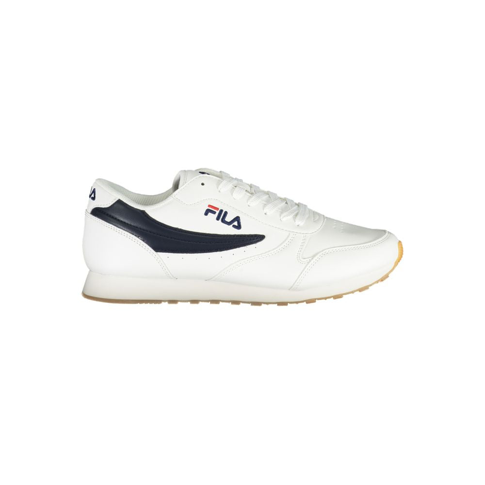 Strakke witte Fila-sneakers met contrasterende accenten