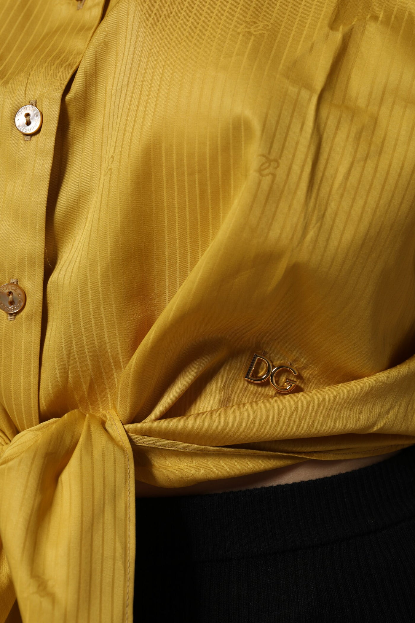 Blouse à manches courtes à col montant moutarde de Dolce &amp; Gabbana