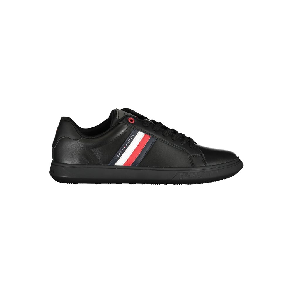 Chique zwarte sneakers van Tommy Hilfiger met iconische contrastdetails