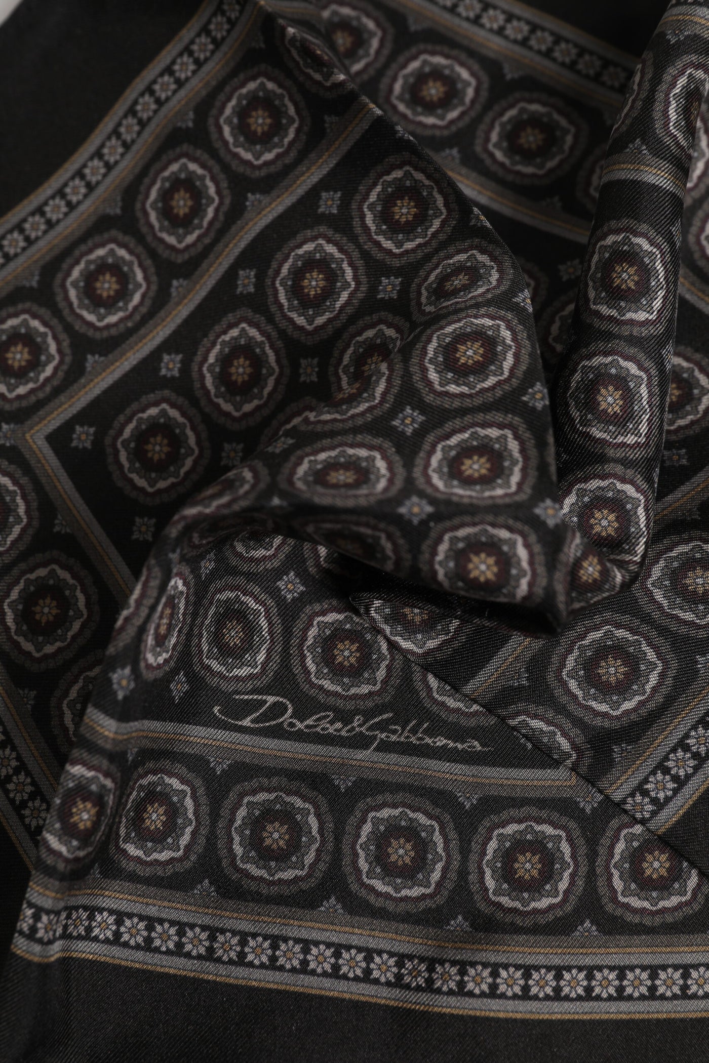 Dolce &amp; Gabbana Zwarte Zijden Bedrukte Vierkante Heren Foulard Sjaal
