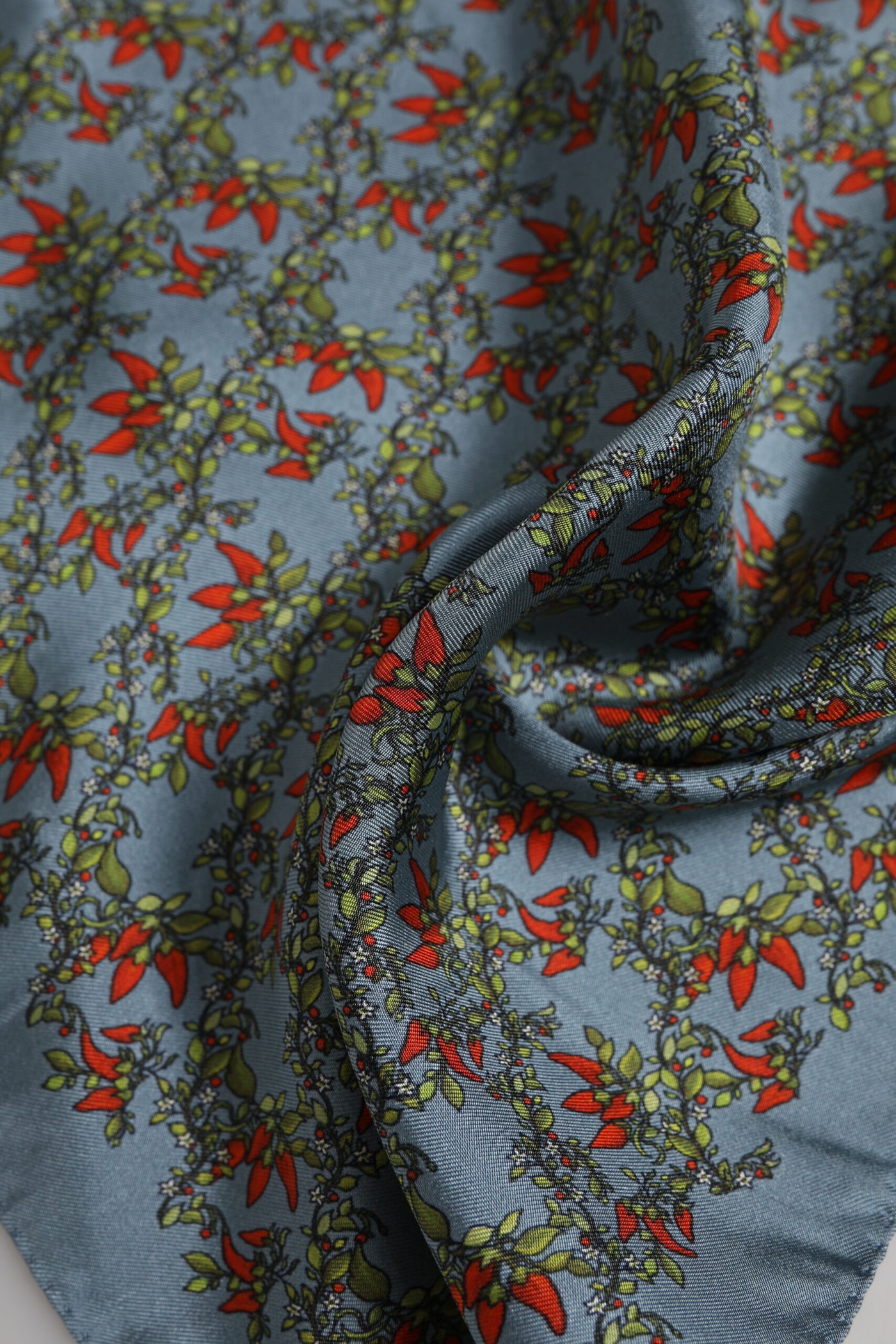 Dolce &amp; Gabbana Grijze Chilis Zijden Vierkante Heren Foulard Sjaal