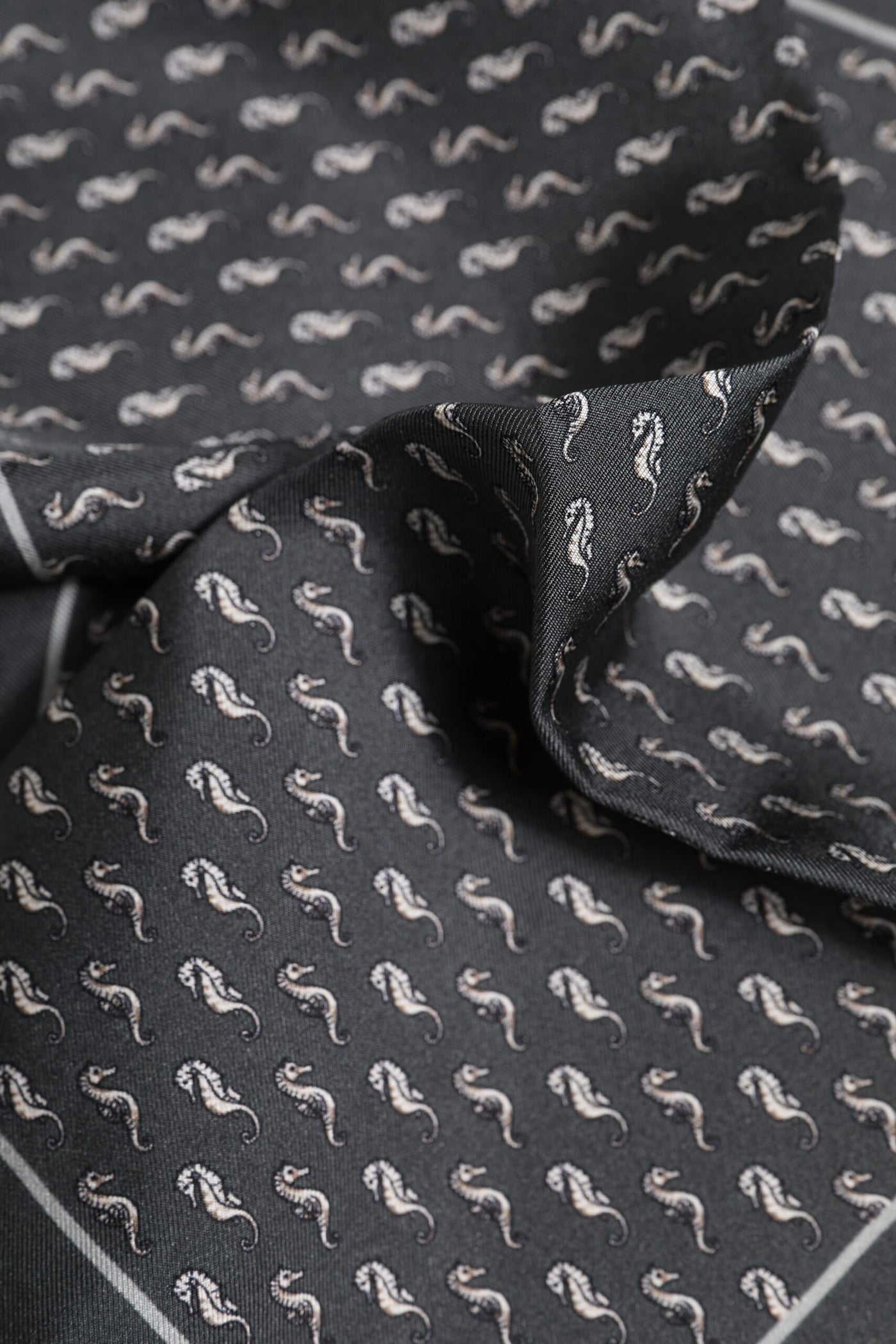 Dolce &amp; Gabbana Zwarte Visprint Zijden Vierkante Heren Foulard Sjaal