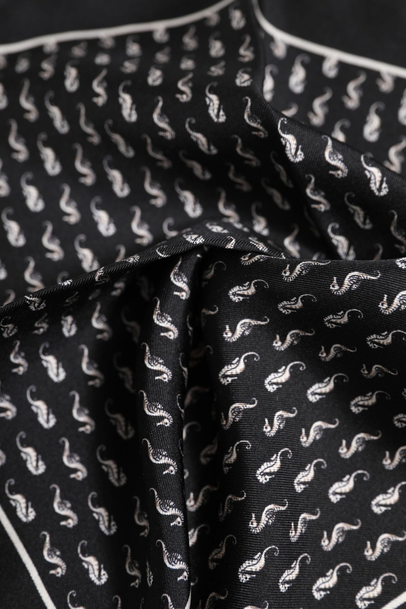 Dolce &amp; Gabbana Zwarte Zeepaard Zijden Vierkante Heren Foulard Sjaal