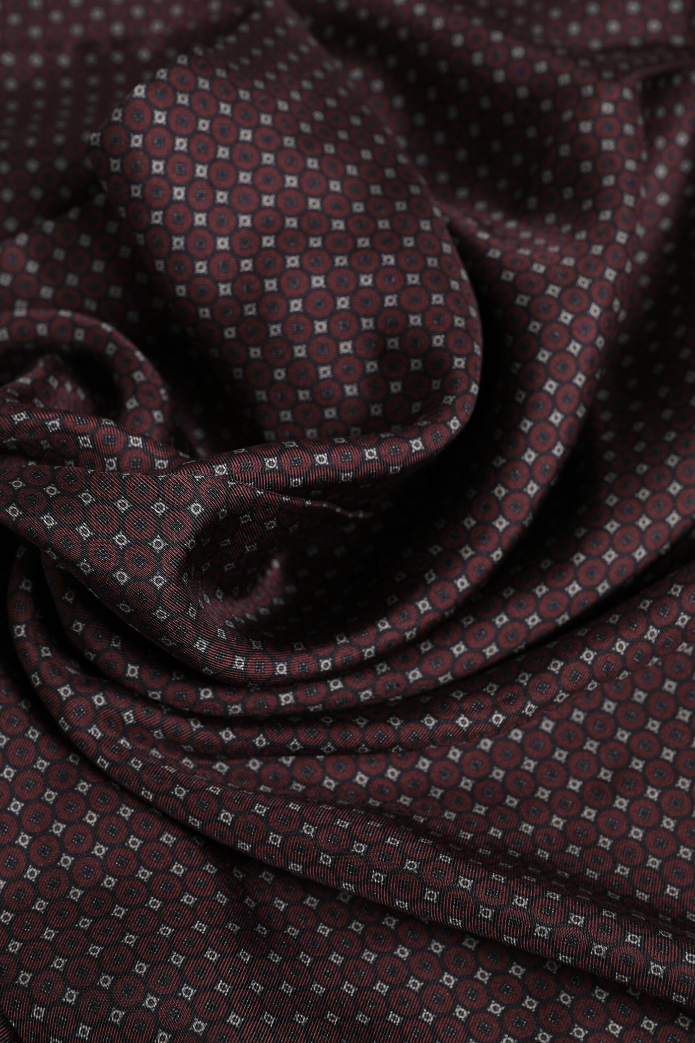 Dolce &amp; Gabbana Maroon Stippen Zijden Fringes Foulard Sjaal