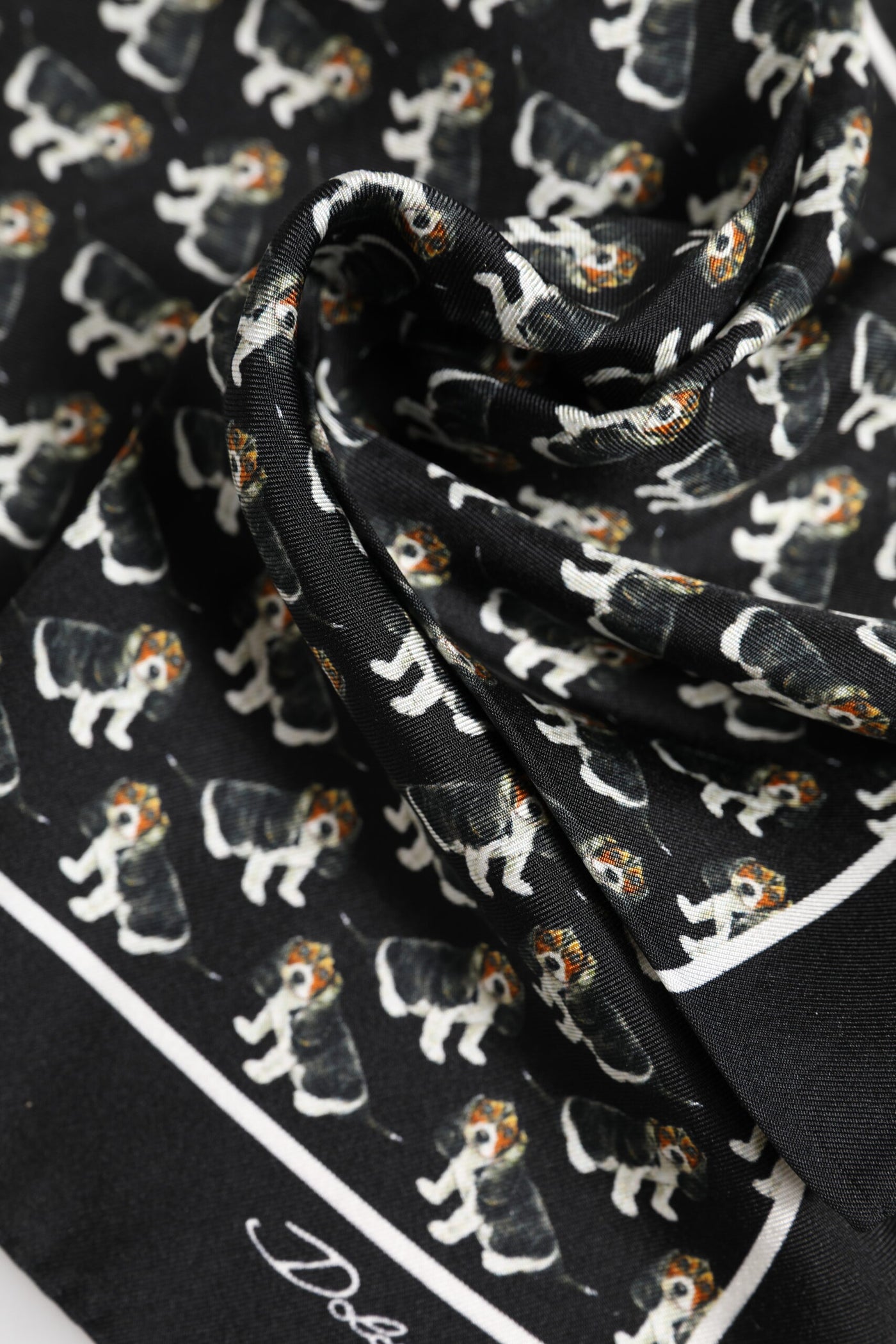 Dolce &amp; Gabbana Zwarte Zijden Vierkante Foulard Sjaal met Hondenprint