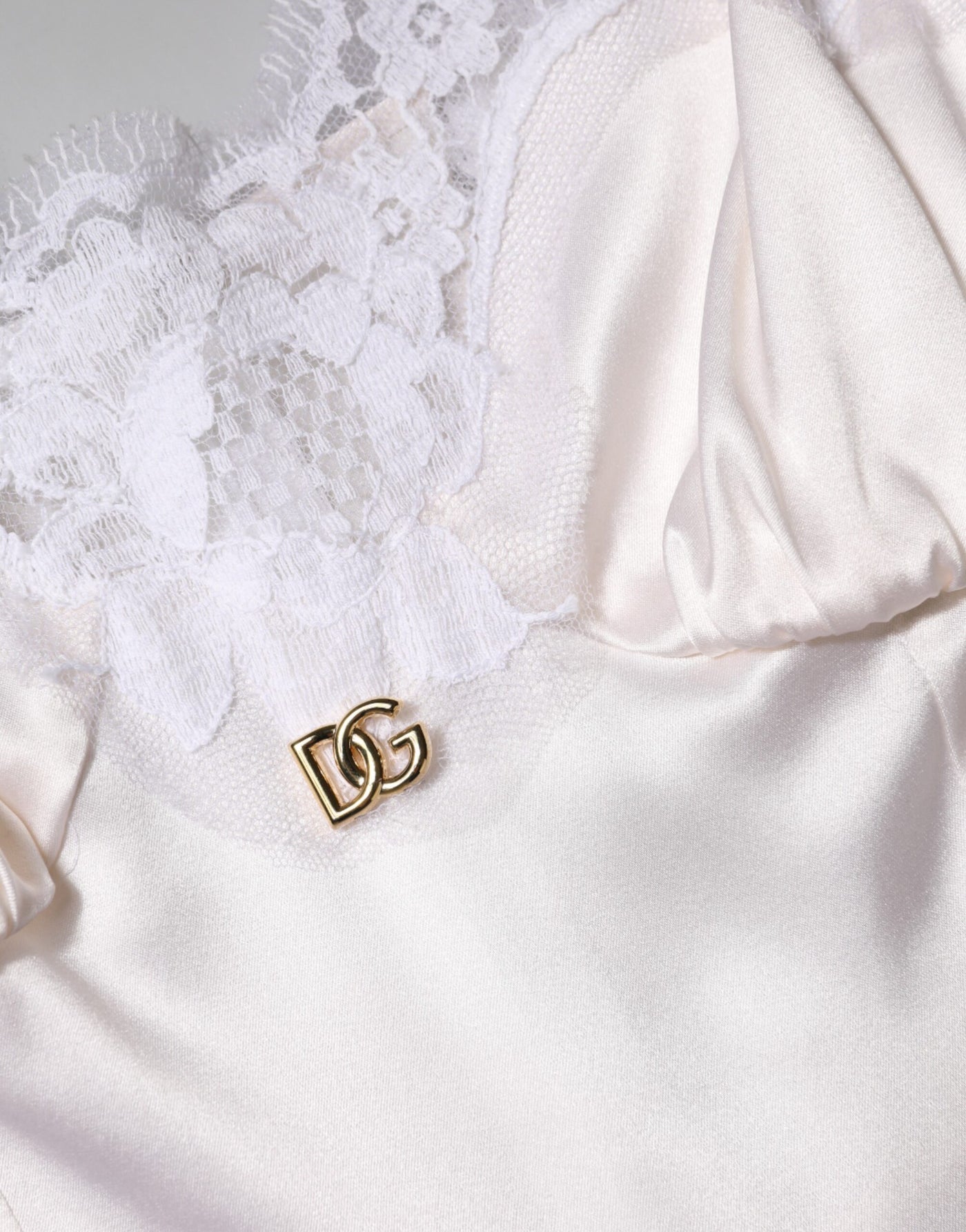 Dolce &amp; Gabbana Witte Kanten Gouden DG Logo Zijden Jurk Nachtkleding