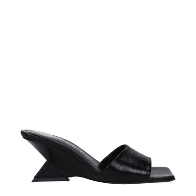 Les sandales plates en cuir noir Attico