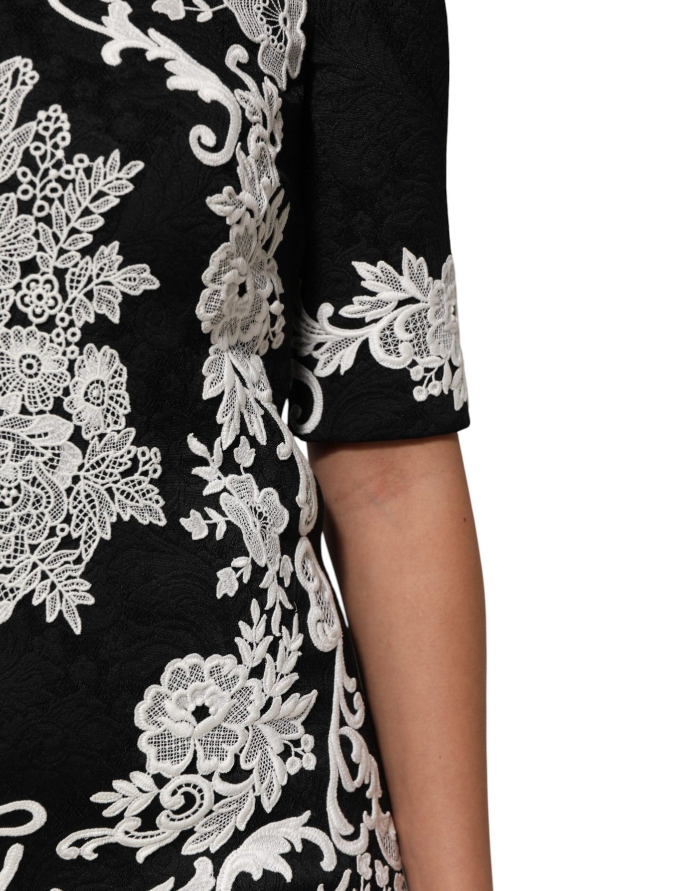Dolce &amp; Gabbana zwarte A-lijn jurk met kanten rand en korte mouwen